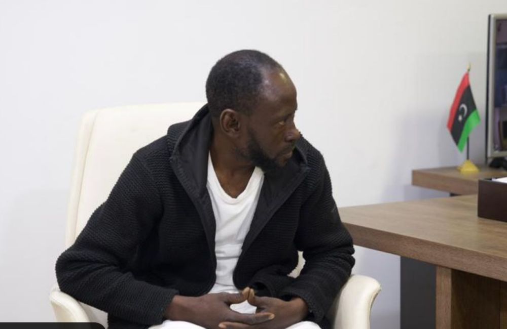 قوة التدخل والسيطرة تعقد إجتماعًا مع مندوبي بعض السفارات نيجيريا وتشاد والسودان والنيجر وغانا، جرى خلاله بحث تنظيم أوضاع العمالة الأجنبية ، بما يشمل حصر الجنسيات، أماكن الإقامة، وطبيعة الأعمال، مع التأكيد على الإلتزام بالقوانين واللوائح الناظمة .. وتنظيم حركة التنقل بما يعزز الأمن والإستقرار. #قوة_التدخل_والسيطرة #مكتب_العلاقات_والتعاون 7 eb47aaae ca84 4bfe 977a def17e5d773e 22057071