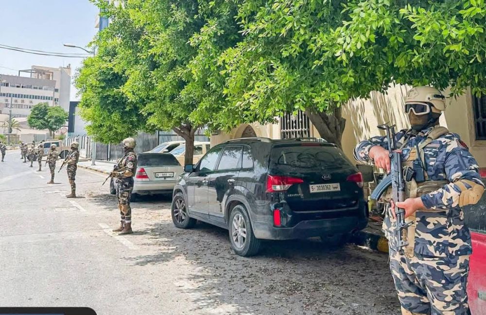 في إطار تنفيذ الخطة الأمنية الهادفة إلى تعزيز الأمن والإستقرار، تواصل قوة التدخل والسيطرة تنفيذ مهامها الميدانية لتأمين المرافق الحكومية، من خلال إنتشار عناصرها في عدد من المواقع الحيوية، بما يضمن إنتظام سير العمل وحماية المؤسسات العامة . #قوة_التدخل_والسيطرة #مكتب_العلاقات_والتعاون 7 adc599fd d521 493e 8ddb 5a923e6bc4e0 1 31c167fe