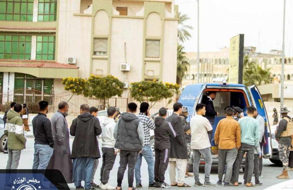 قوة التدخل والسيطرة تأمن إرساليات نقل العملة المخصصة للمصارف التجارية، وذلك دعماً لجهود توزيع السيولة النقدية للمواطنين، وضمان وصولها في ظروف آمنة ومنظمة. 7 69e92bf3 a21f 4625 a043 290a94435536 96e0feaa
