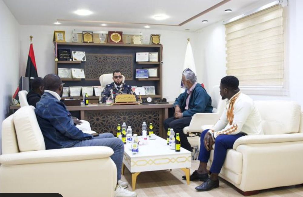 قوة التدخل والسيطرة تعقد إجتماعًا مع مندوبي بعض السفارات نيجيريا وتشاد والسودان والنيجر وغانا، جرى خلاله بحث تنظيم أوضاع العمالة الأجنبية ، بما يشمل حصر الجنسيات، أماكن الإقامة، وطبيعة الأعمال، مع التأكيد على الإلتزام بالقوانين واللوائح الناظمة .. وتنظيم حركة التنقل بما يعزز الأمن والإستقرار. #قوة_التدخل_والسيطرة #مكتب_العلاقات_والتعاون 2 04bc56c1 463a 4434 a35b 37ea75900627 e289b729